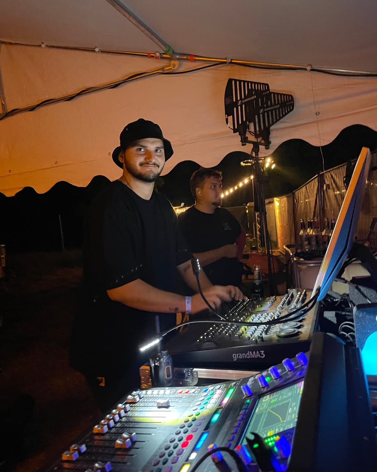 Techniker am Mischpult bei einer abendlichen Open-Air-Veranstaltung