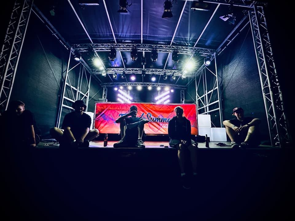 Bühne mit Traversen und Scheinwerfern beim End of Summer Festival, vorne sitzt die Crew