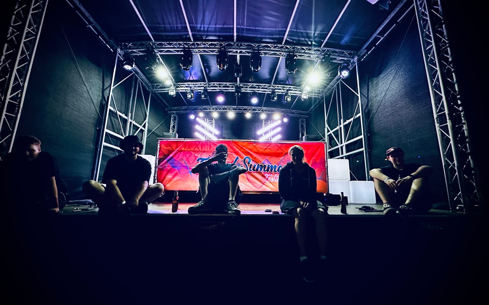 Bühne mit Traversen und Scheinwerfern beim End of Summer Festival, vorne sitzt die Crew