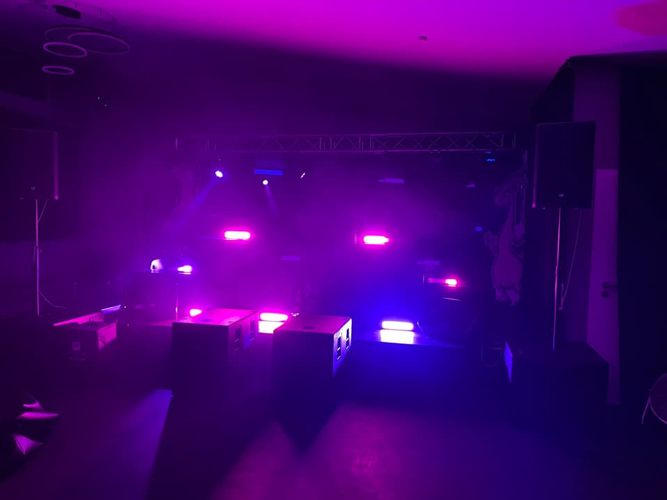 Clubraum mit violetter Lichtstimmung