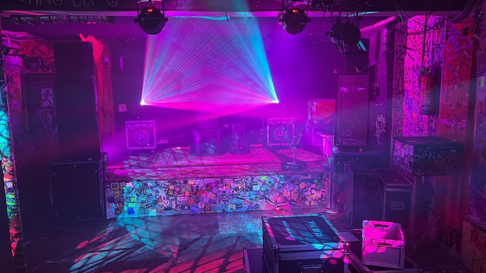 Lasershow und violettes Licht über einer Tanzfläche