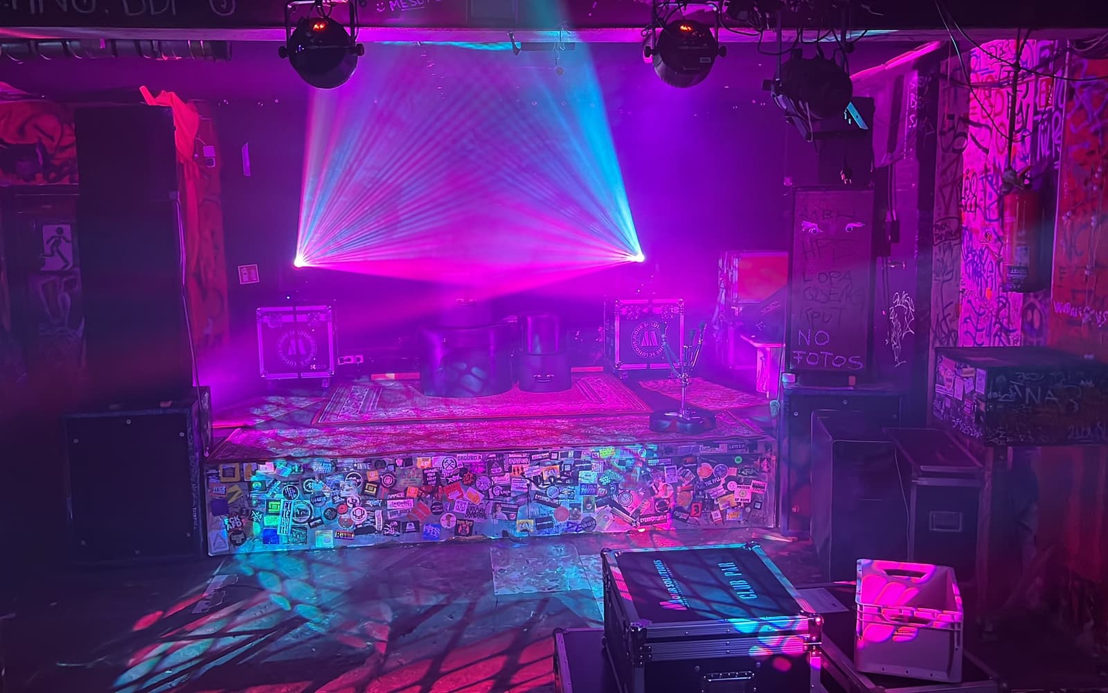 Lasershow und violettes Licht über einer Tanzfläche