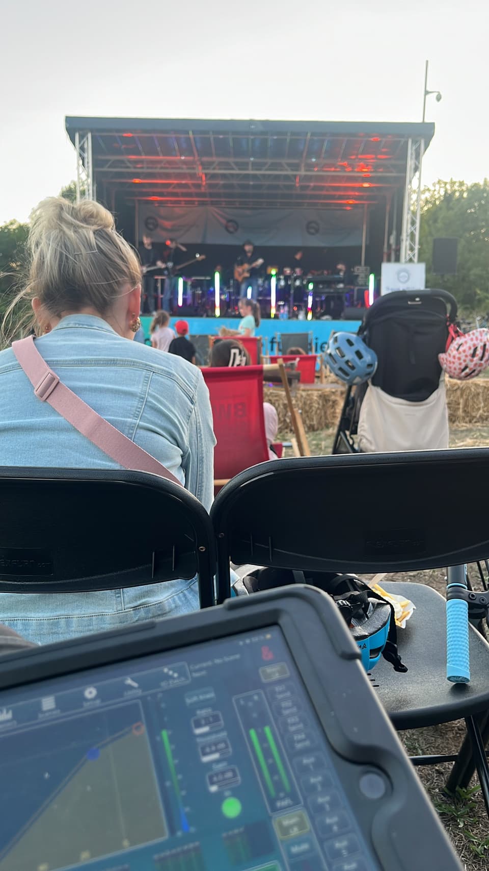 Open-Air-Bühne mit Band und Publikum, im Vordergrund das Tablet zur Mischpultsteuerung