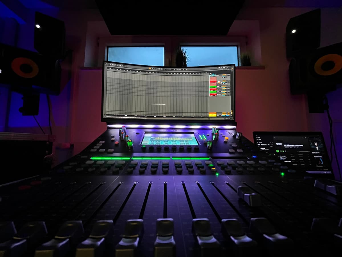 Studioarbeitsplatz mit Mischpult, Monitorboxen und Ableton Live auf dem Bildschirm